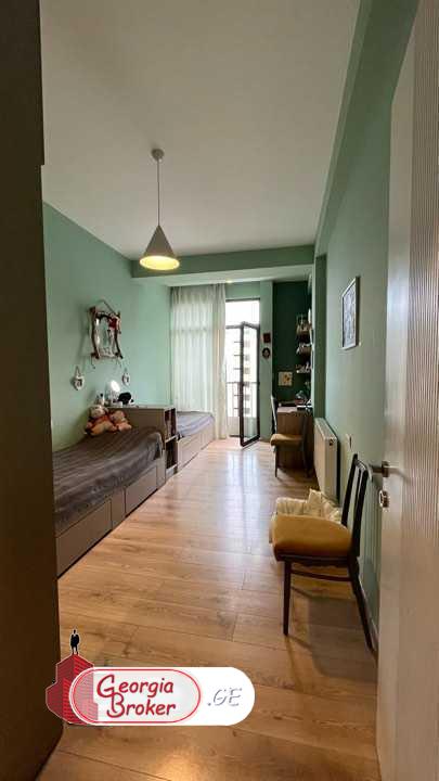 продается квартира с новым ремонтом 4-комнаты