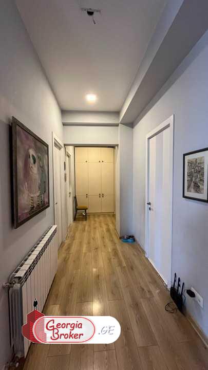 продается квартира с новым ремонтом 4-комнаты