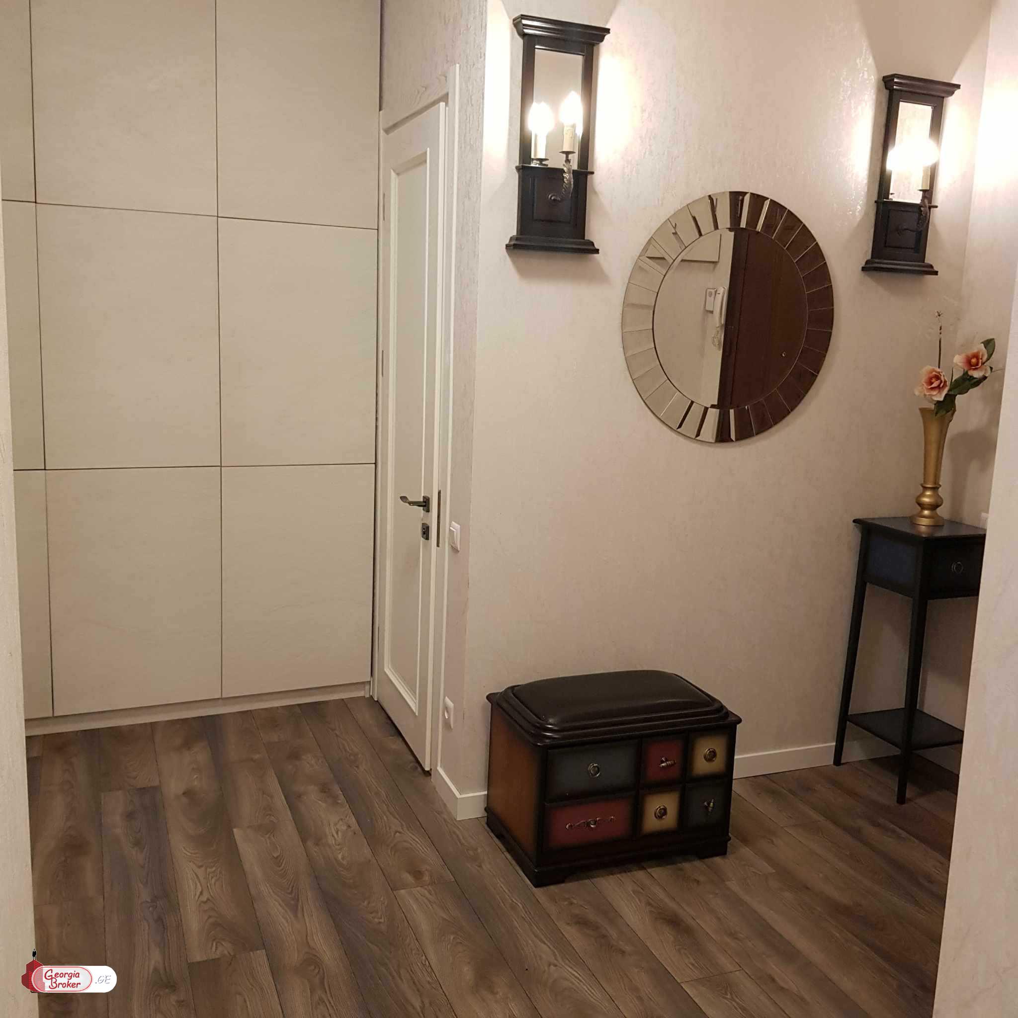 იყიდება ახალი გარემონტებული 5 ოთახიანი ბინა