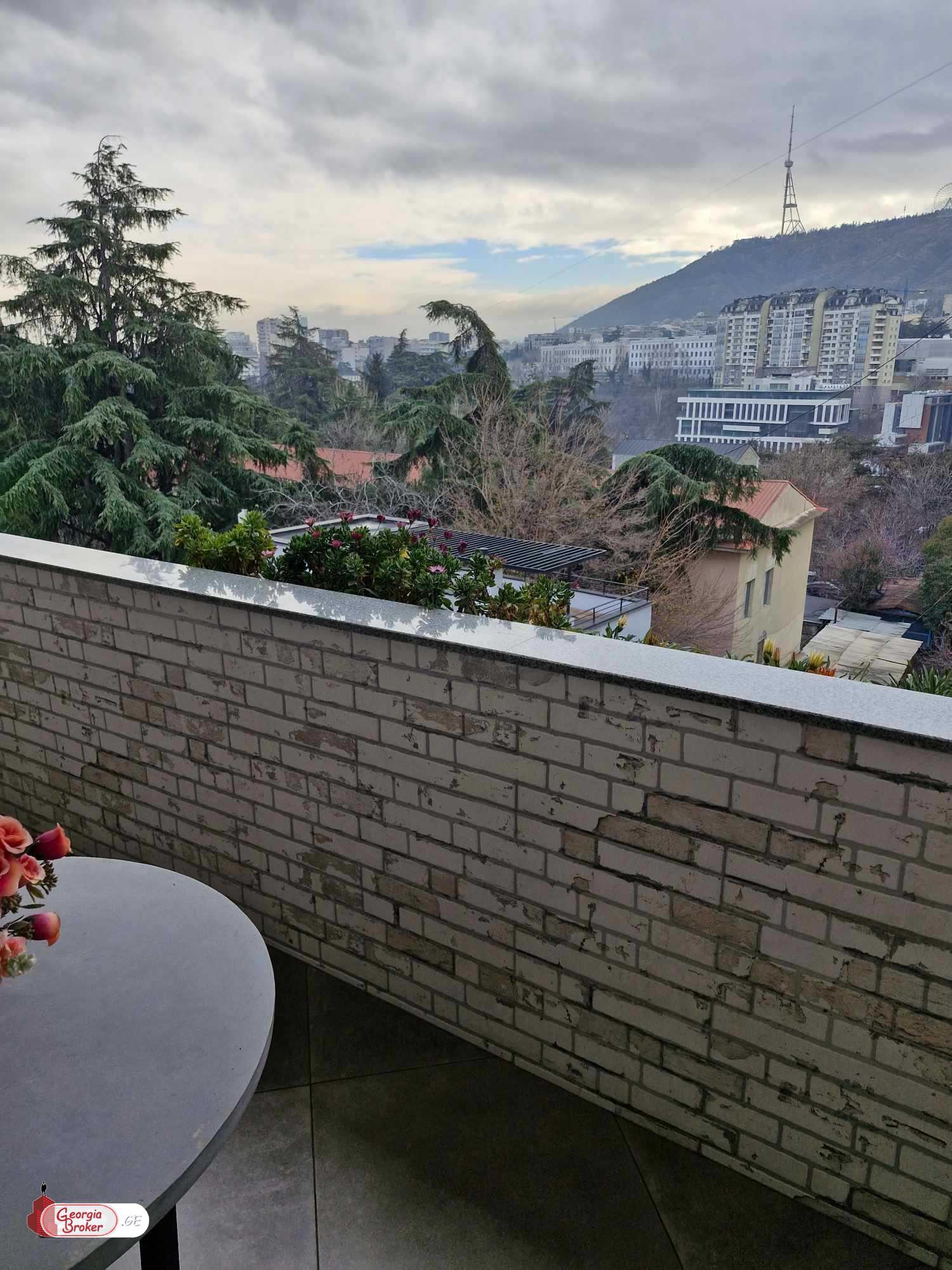 იყიდება ახალი გარემონტებული 5 ოთახიანი ბინა