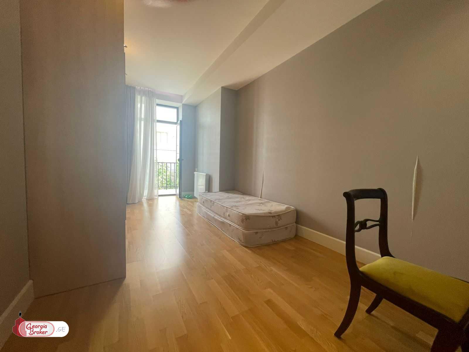 продается квартира с новым ремонтом 3-комнаты