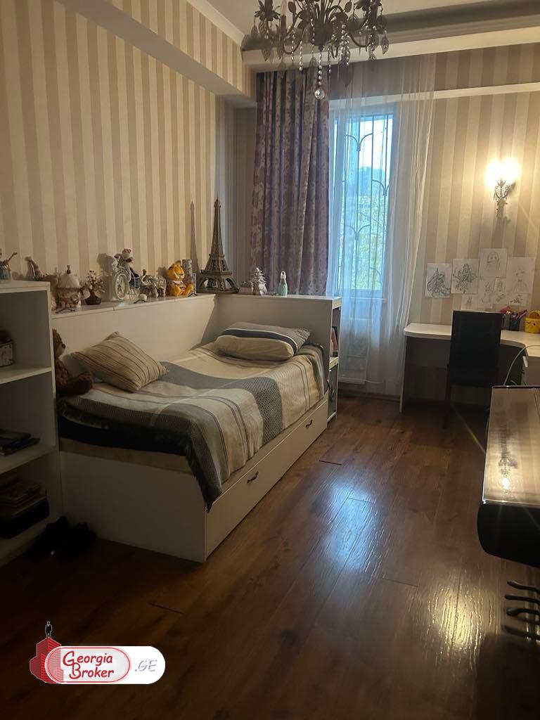 продается квартира с новым ремонтом 5-комнат