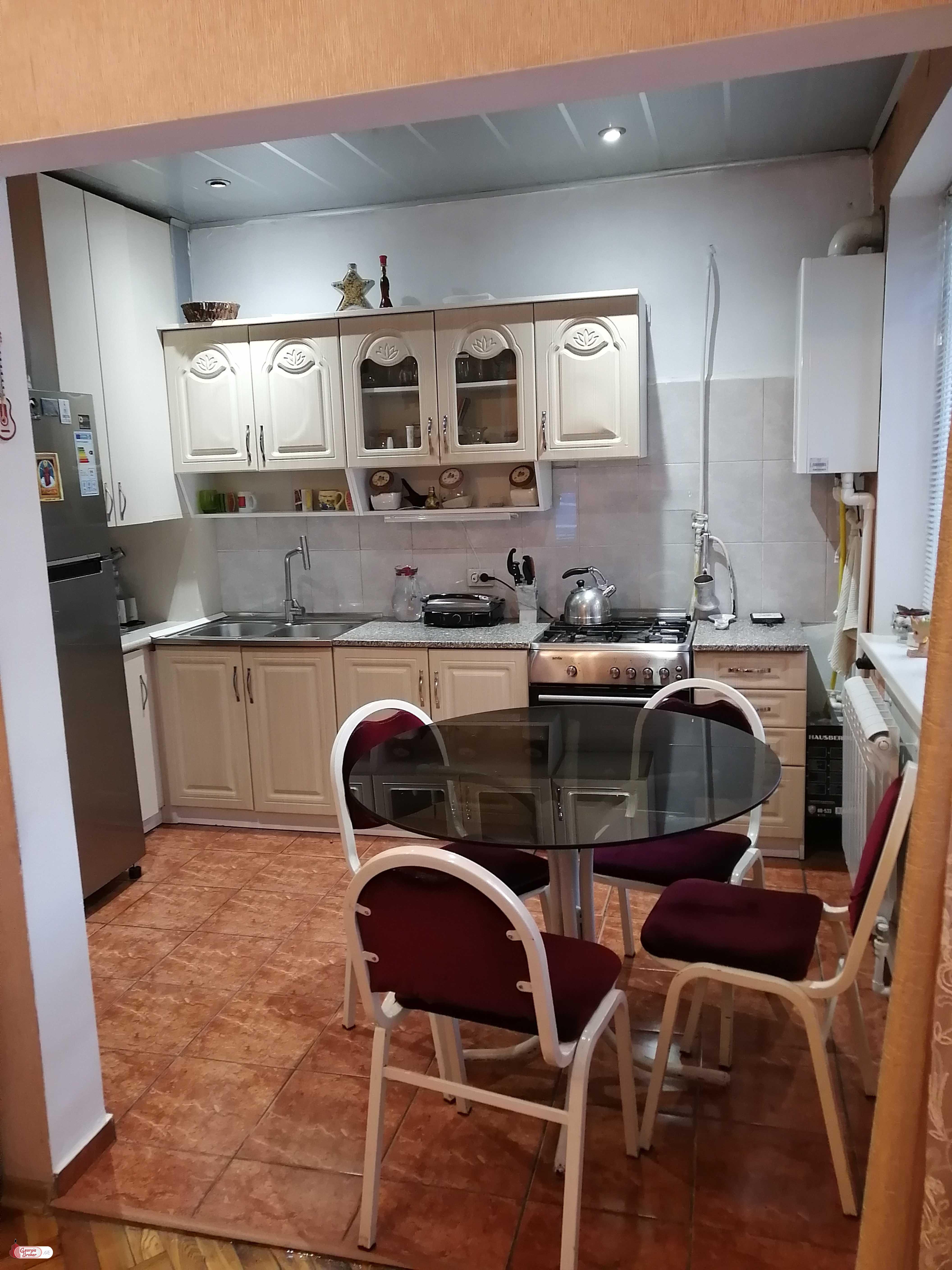 იყიდება ახალი გარემონტებული 5 ოთახიანი ბინა