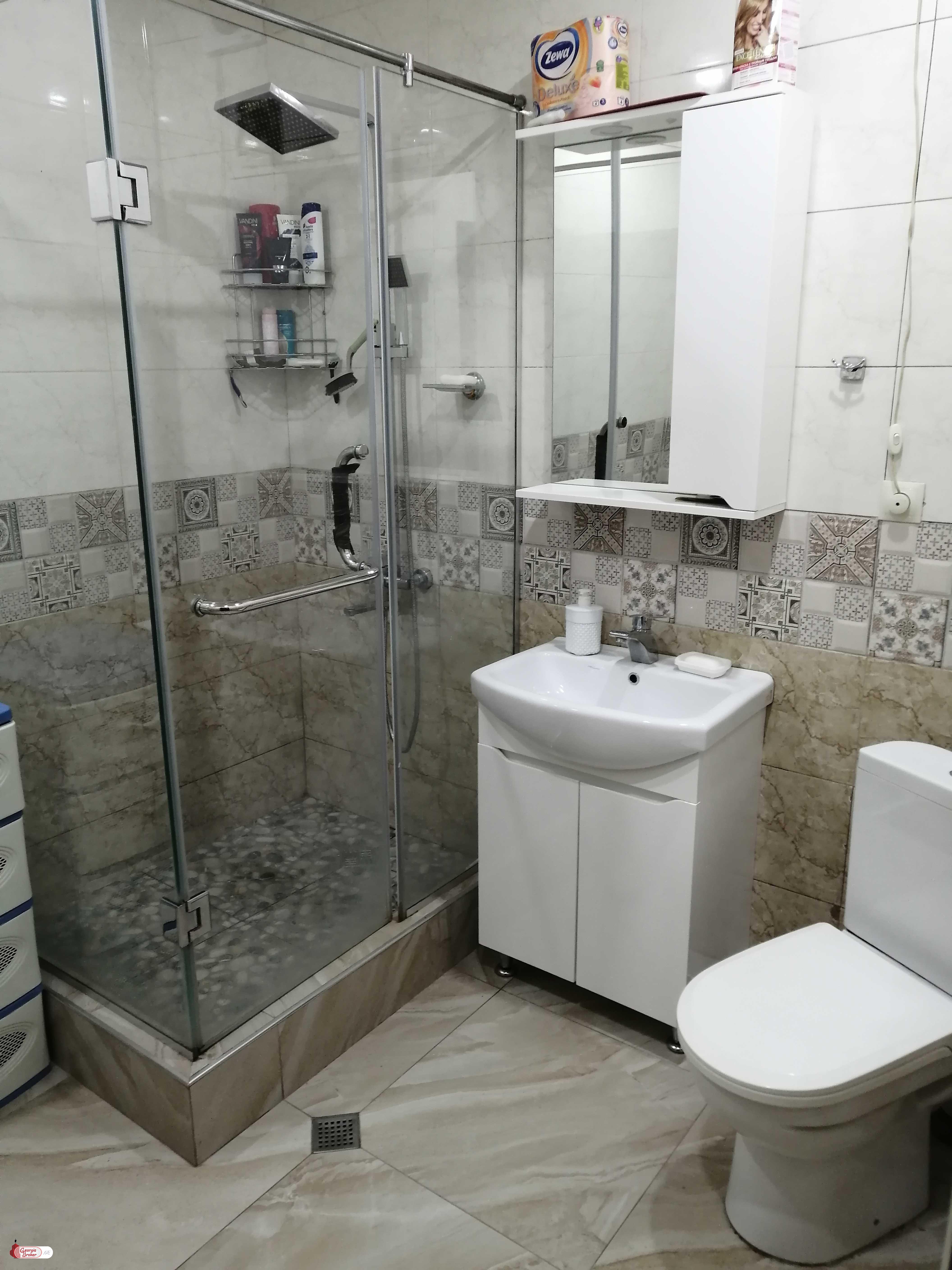 იყიდება ახალი გარემონტებული 5 ოთახიანი ბინა