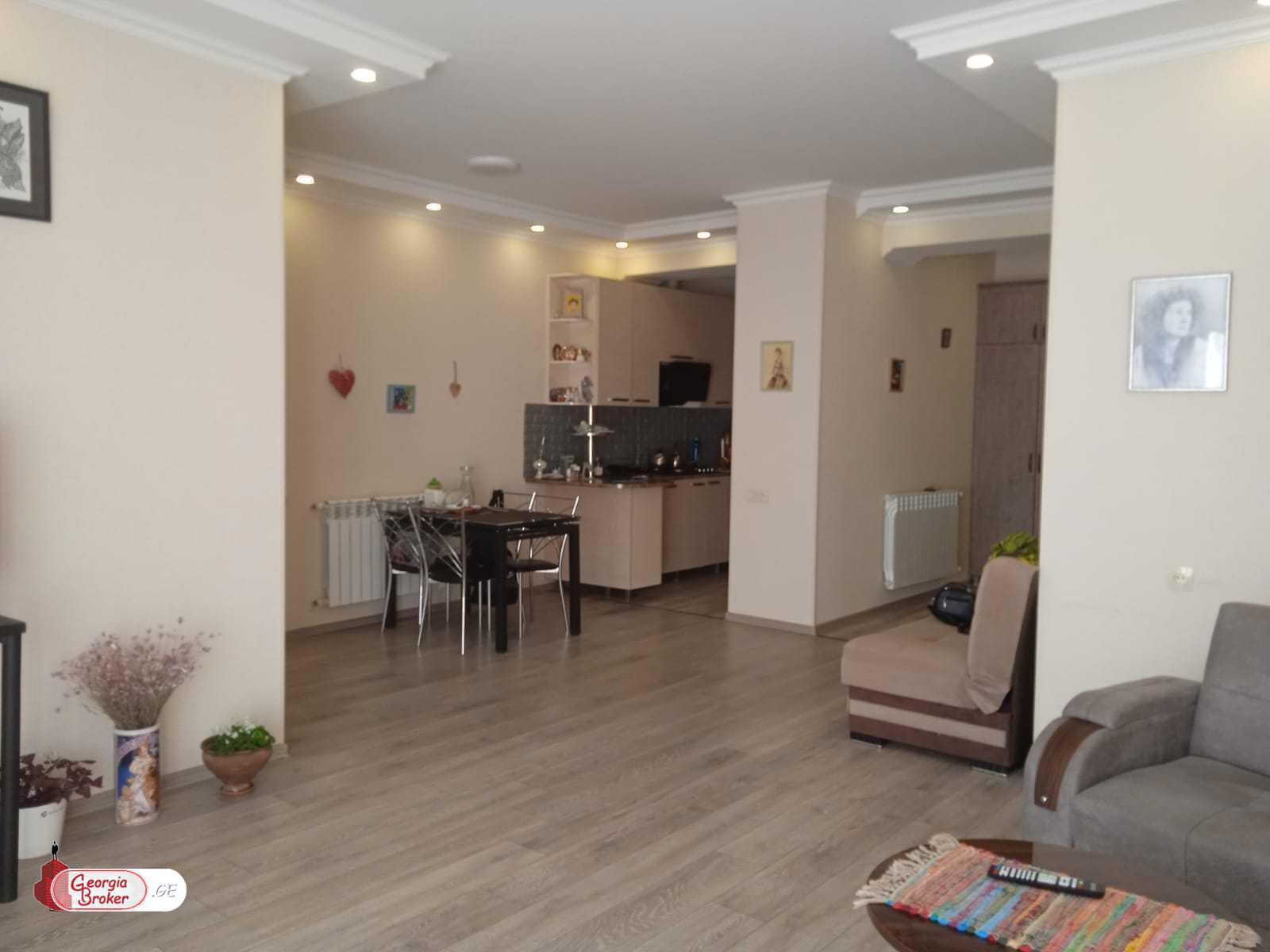 продается квартира с новым ремонтом 4-комнаты