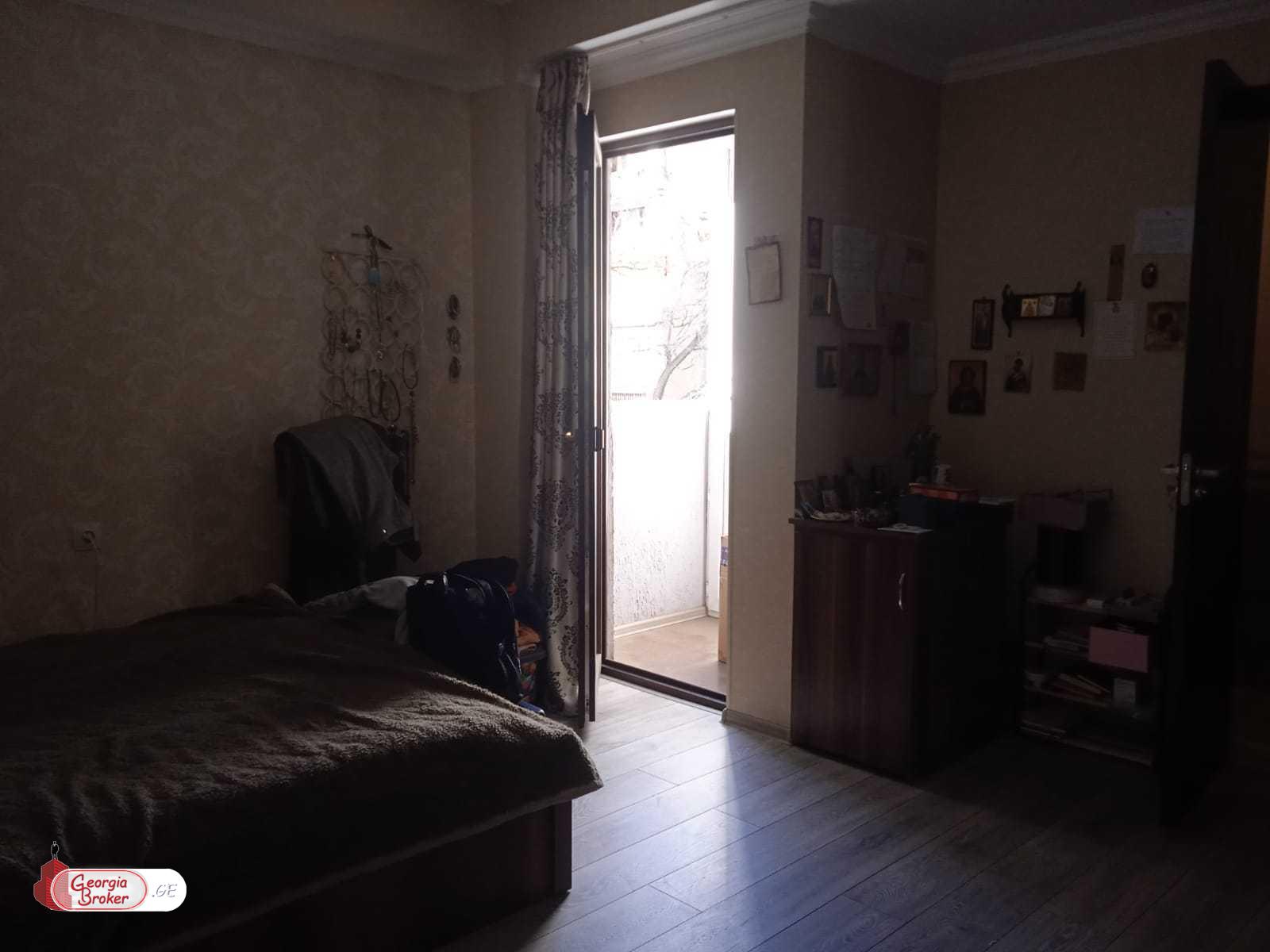 продается квартира с новым ремонтом 4-комнаты