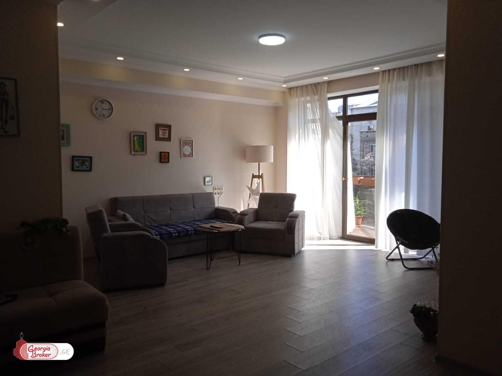 продается квартира с новым ремонтом 4-комнаты