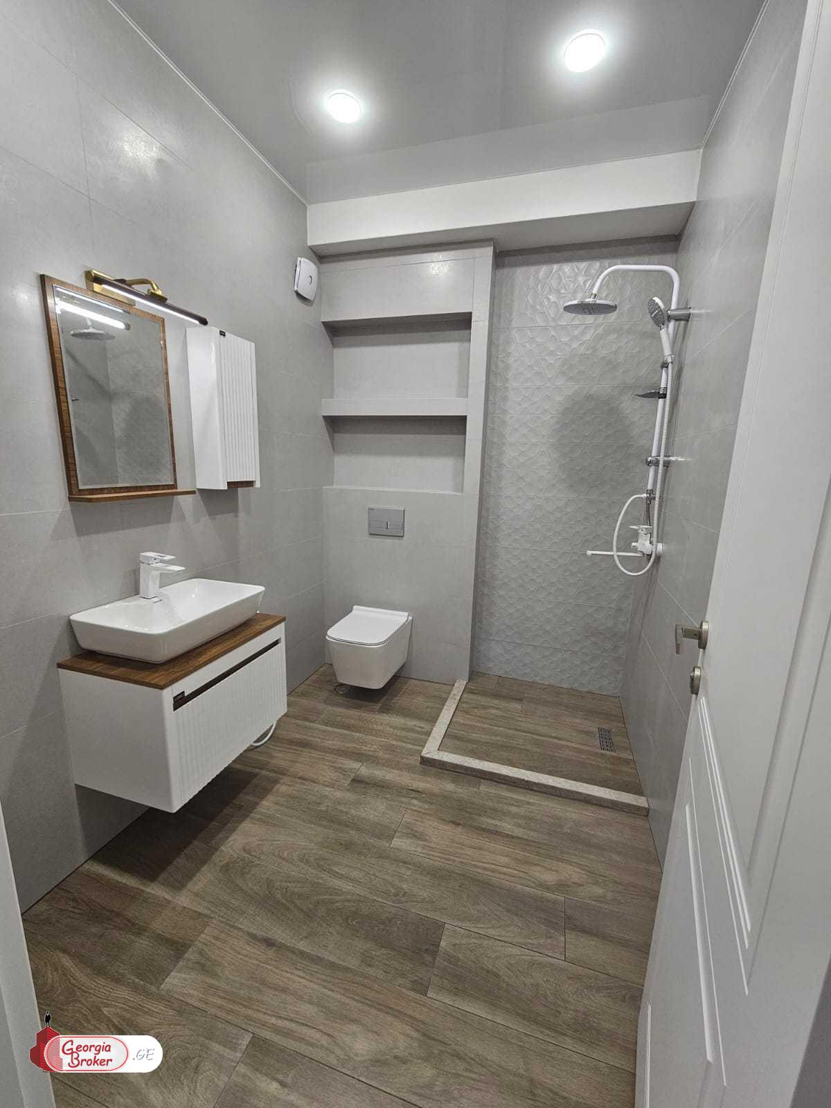 продается квартира с новым ремонтом 3-комнаты