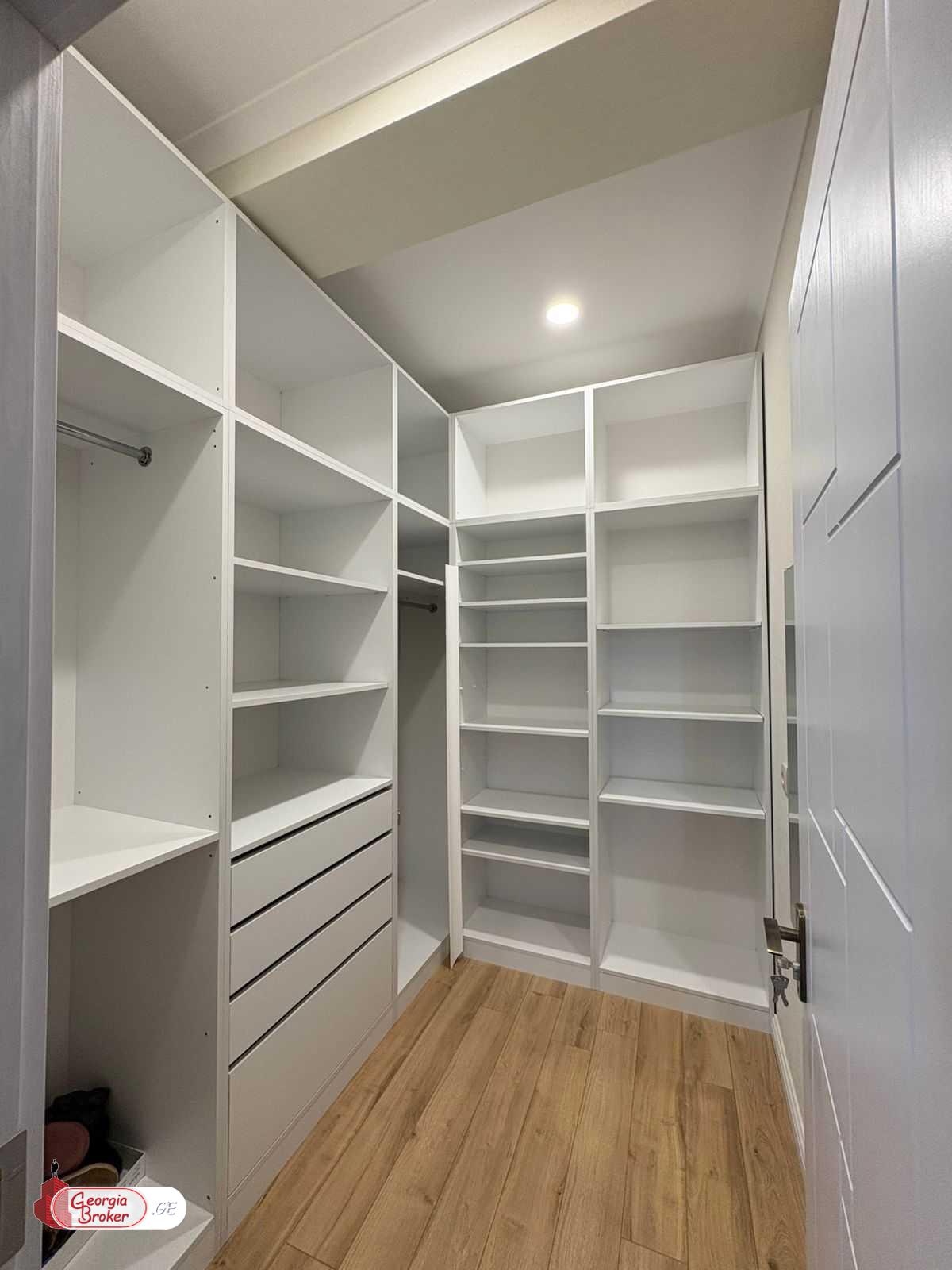 იყიდება ახალი გარემონტებული 12 ოთახიანი სახლი