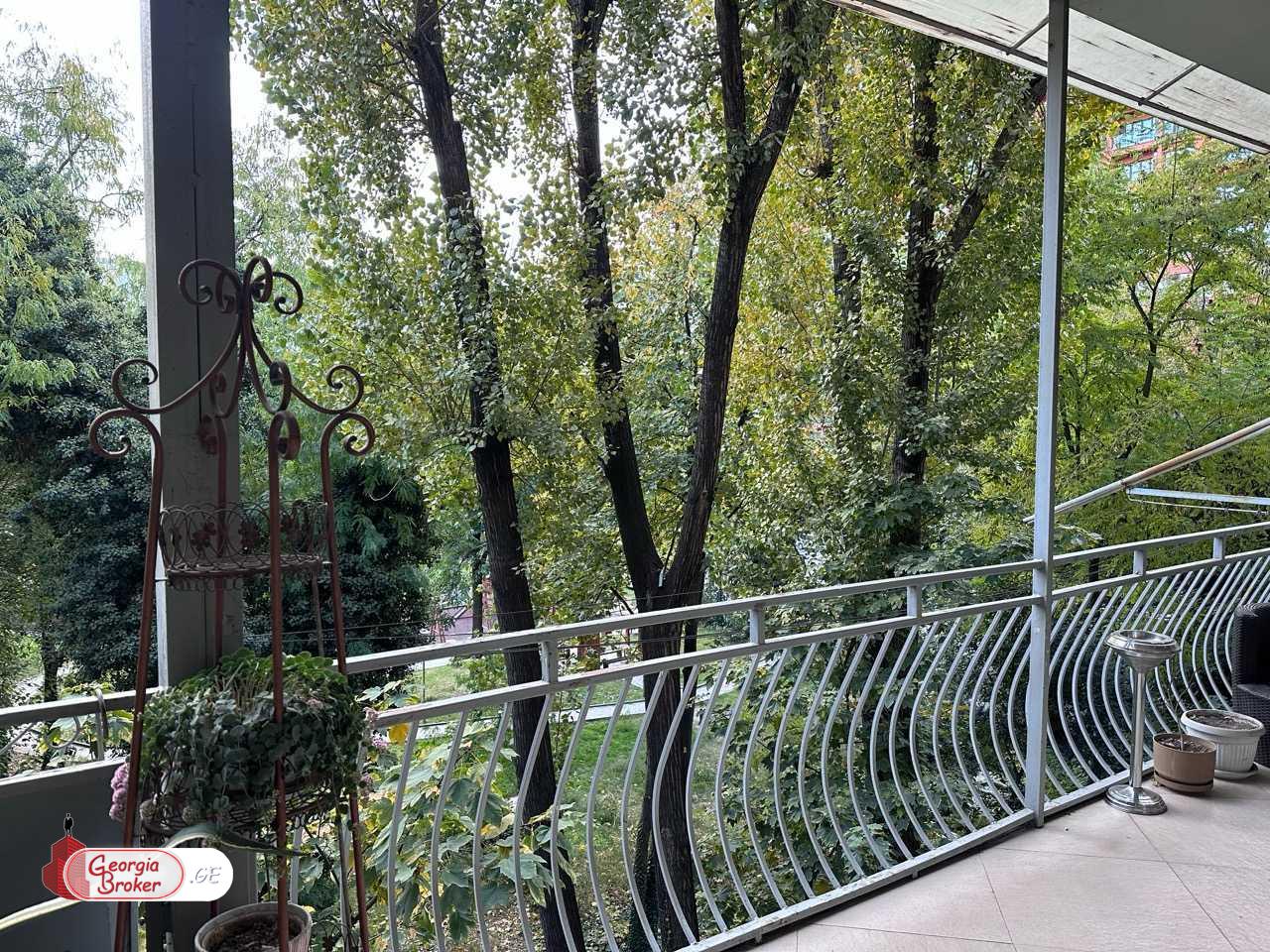 იყიდება ახალი გარემონტებული 4 ოთახიანი ბინა