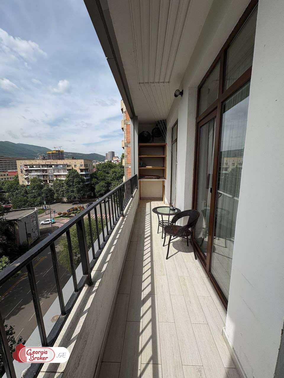 продается квартира с новым ремонтом 3-комнаты