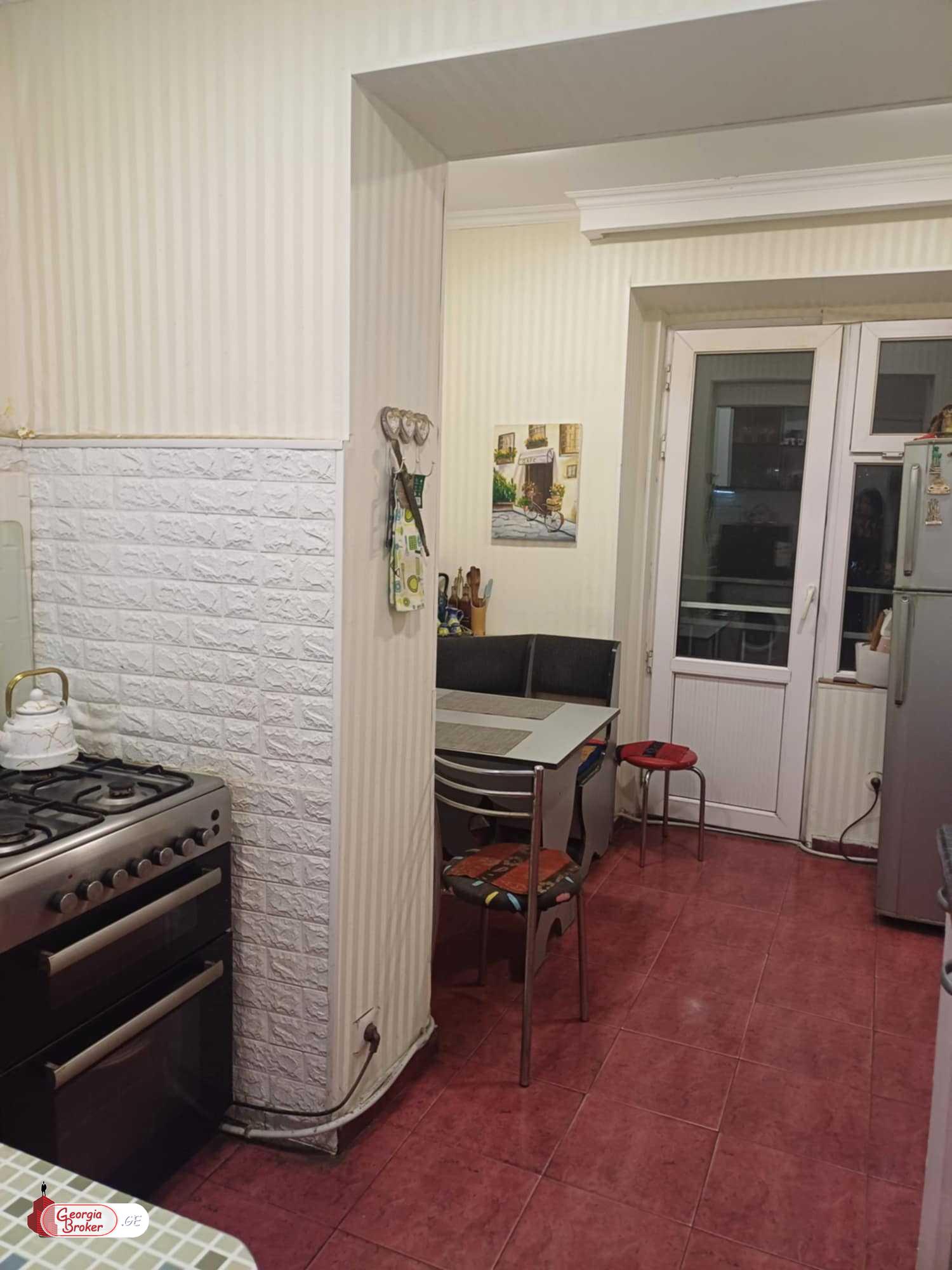 იყიდება ახალი გარემონტებული 4 ოთახიანი ბინა