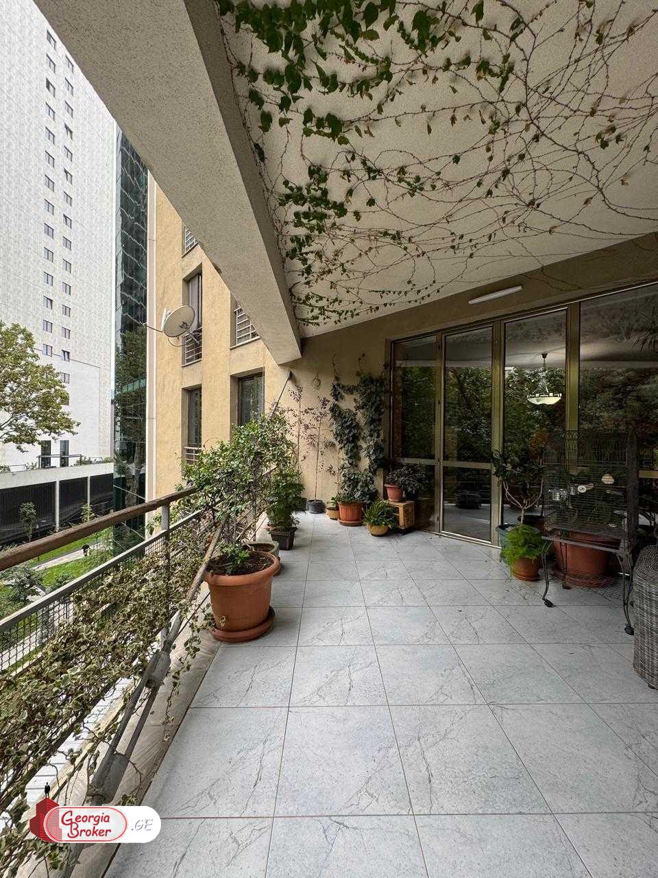 იყიდება ახალი გარემონტებული 5 ოთახიანი ბინა