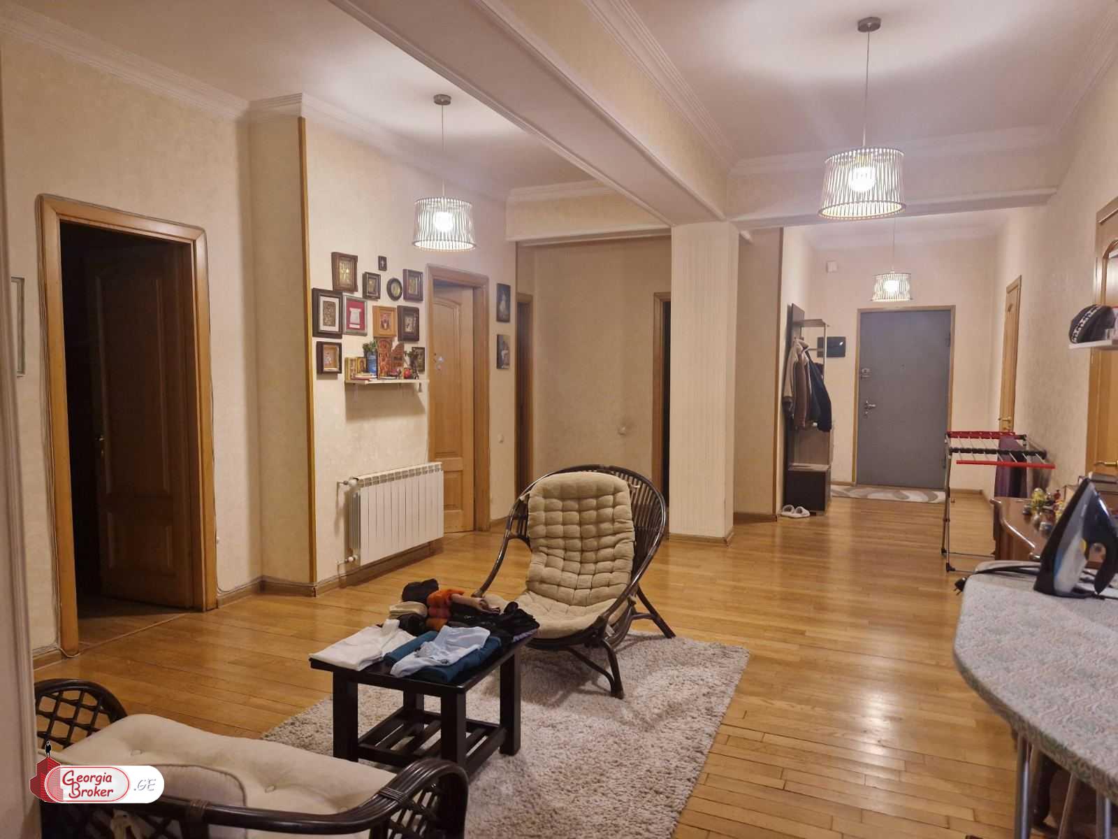 продается квартира с новым ремонтом 4-комнаты