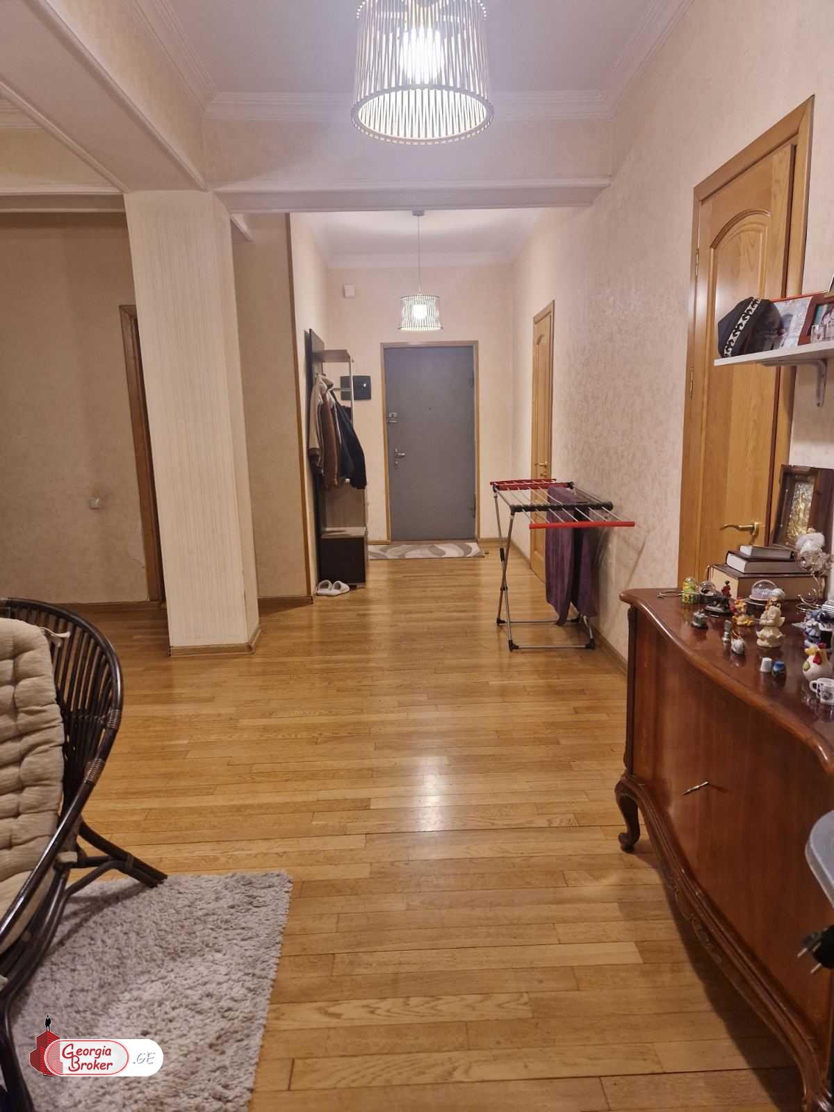 продается квартира с новым ремонтом 4-комнаты