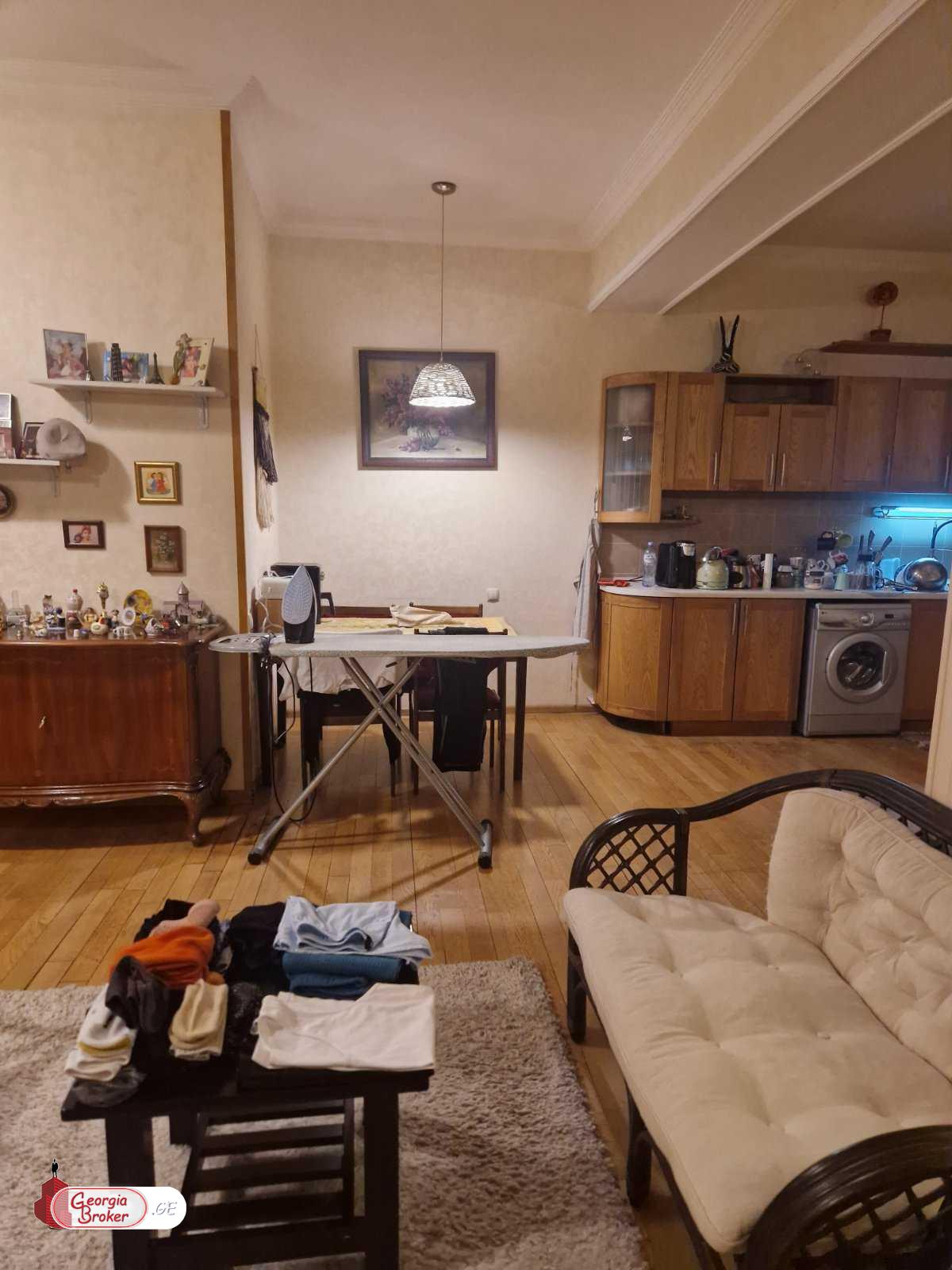 продается квартира с новым ремонтом 4-комнаты