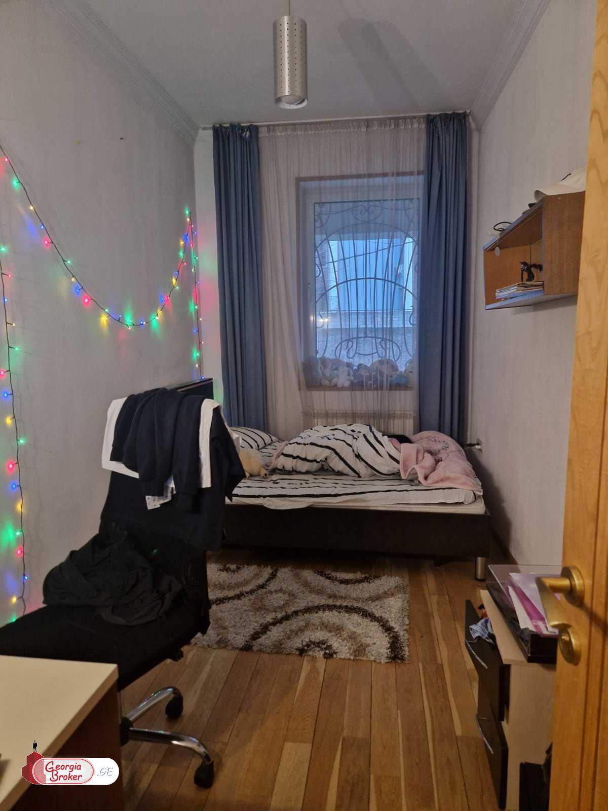 продается квартира с новым ремонтом 4-комнаты