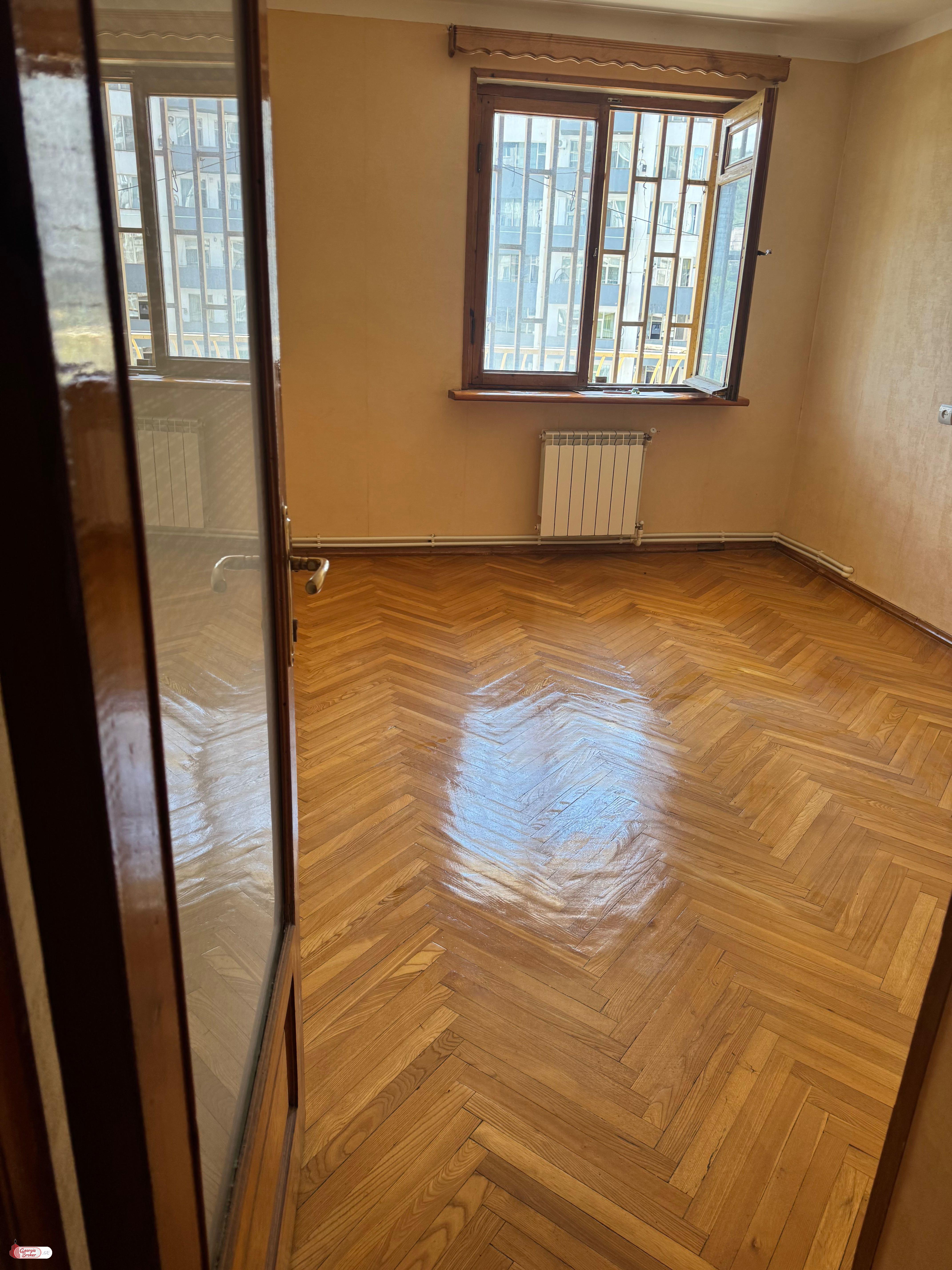 продается квартира с новым ремонтом 4-комнаты