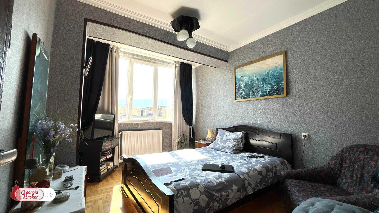 продается квартира с новым ремонтом 4-комнаты