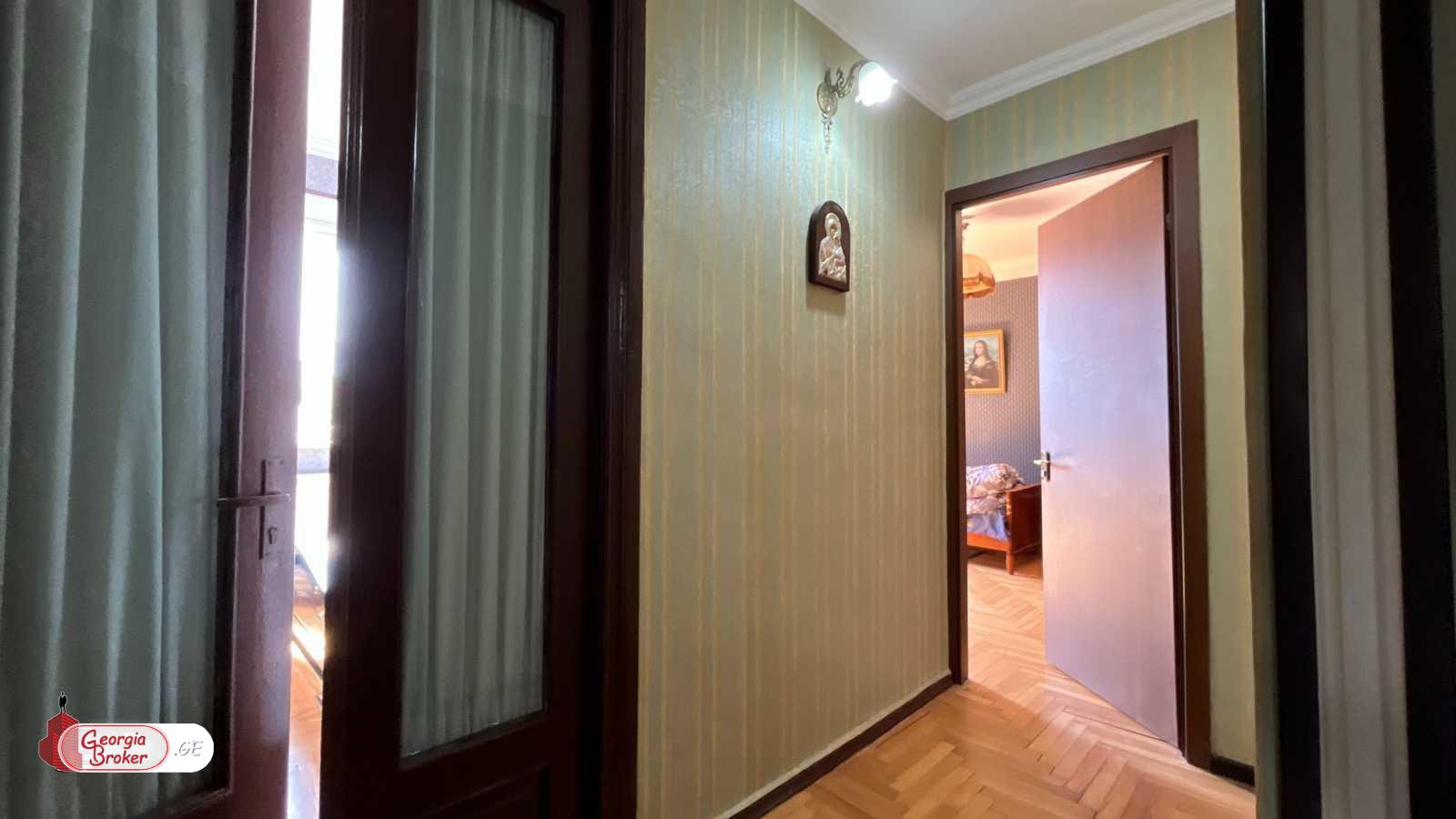 продается квартира с новым ремонтом 4-комнаты