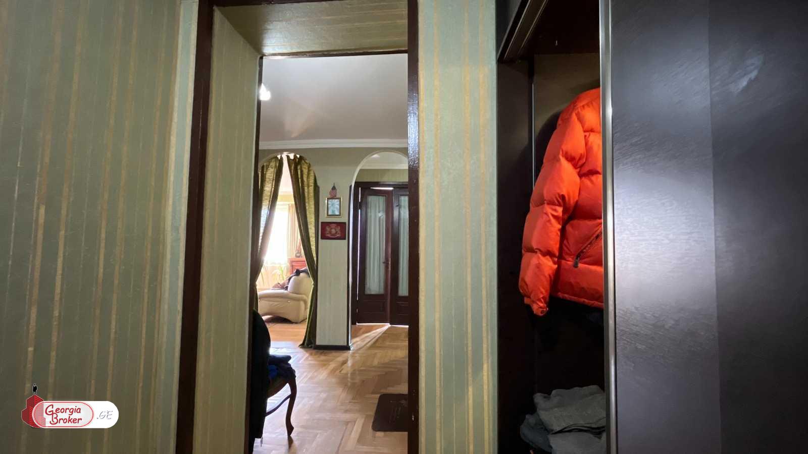 продается квартира с новым ремонтом 4-комнаты