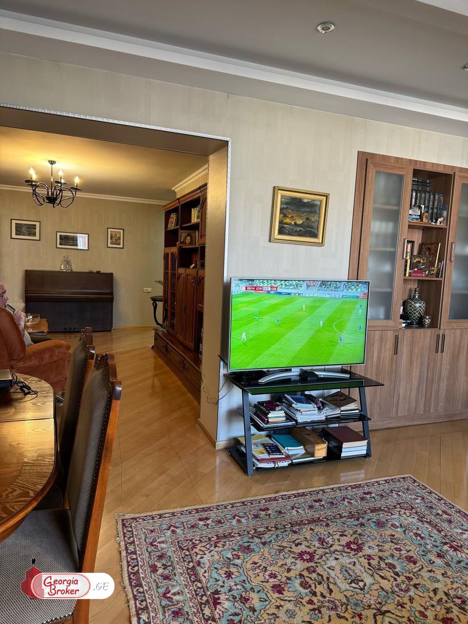 продается квартира с новым ремонтом 4-комнаты