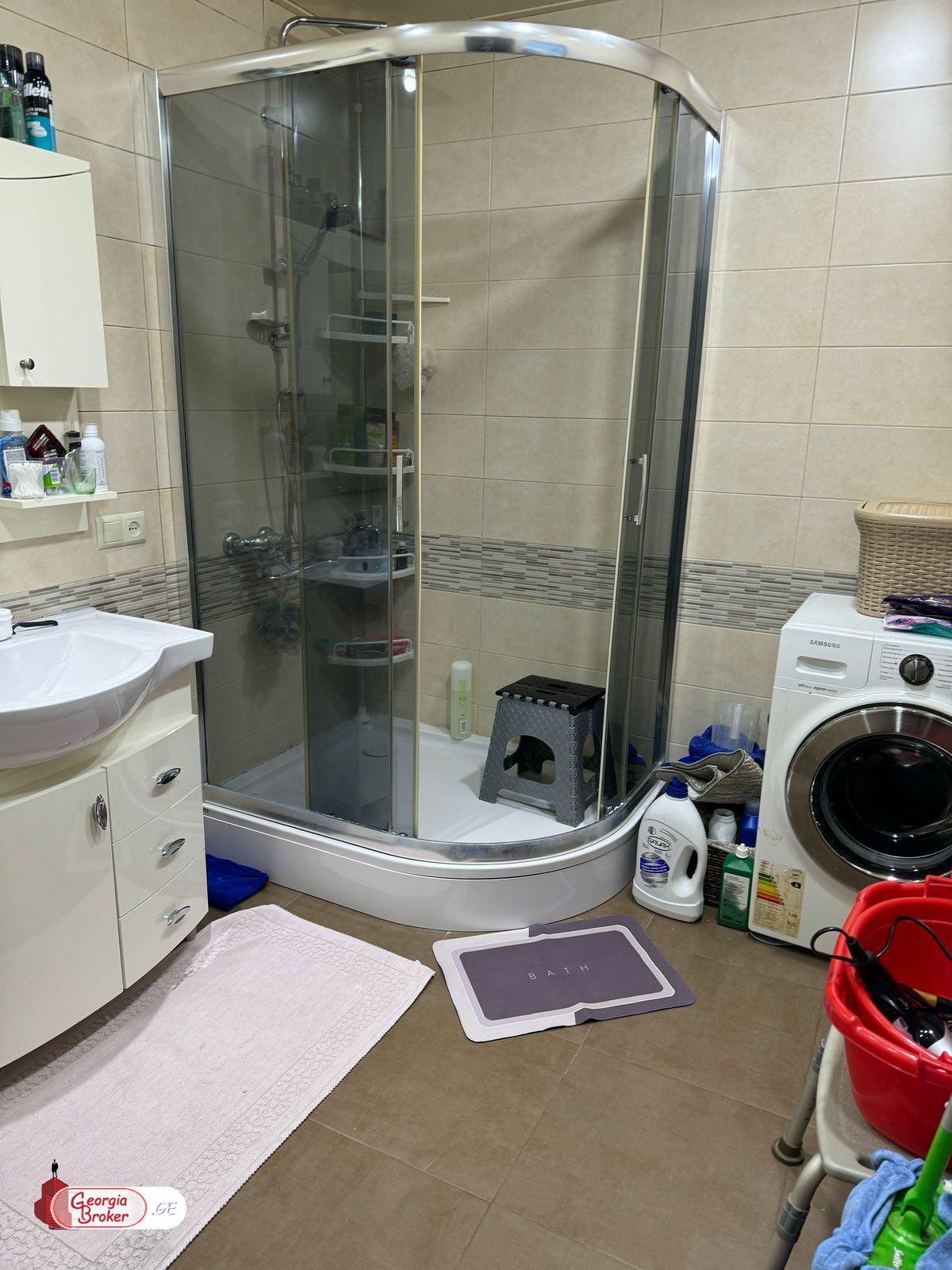 продается квартира с новым ремонтом 4-комнаты