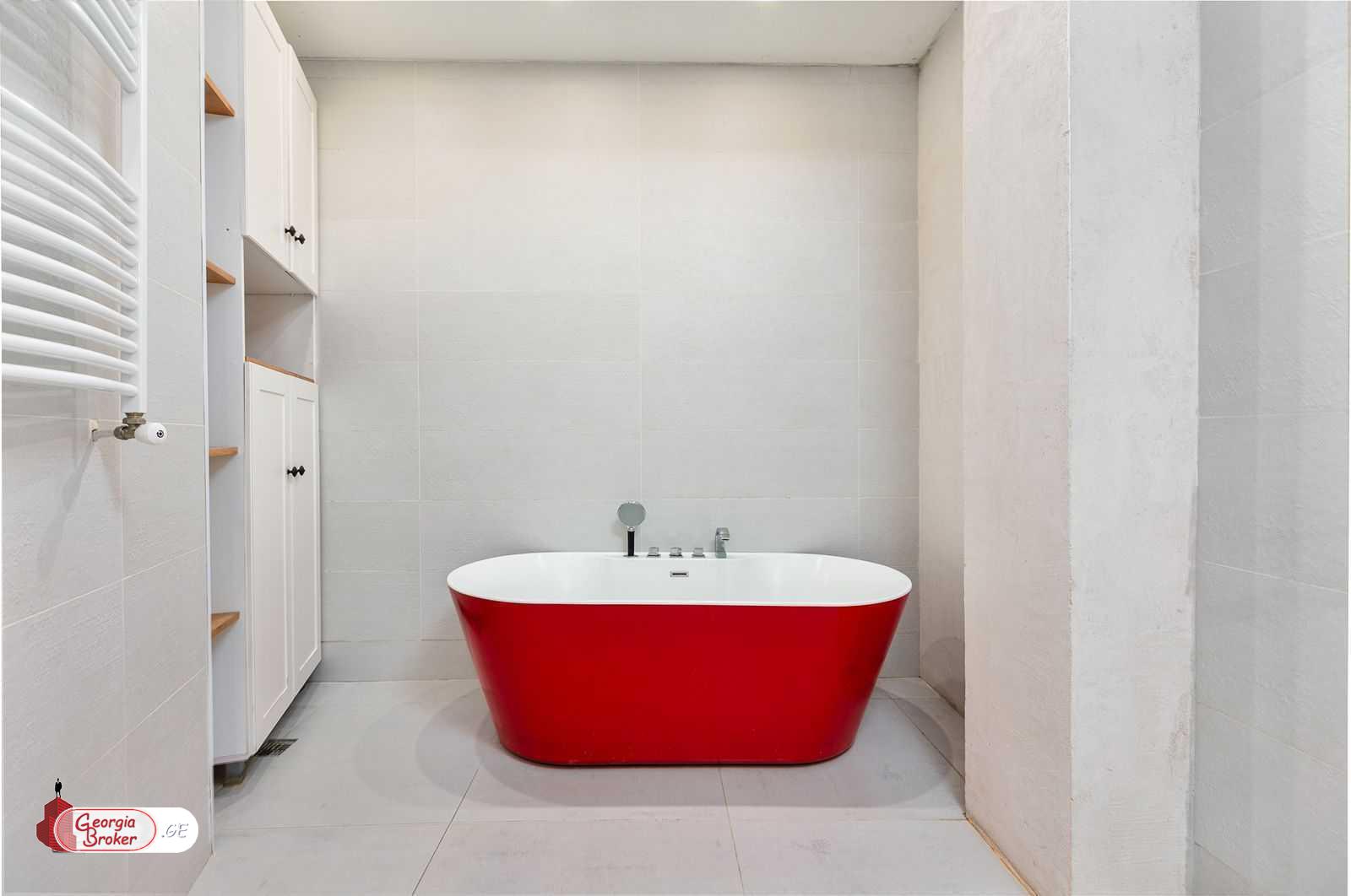 продается квартира с новым ремонтом 4-комнаты