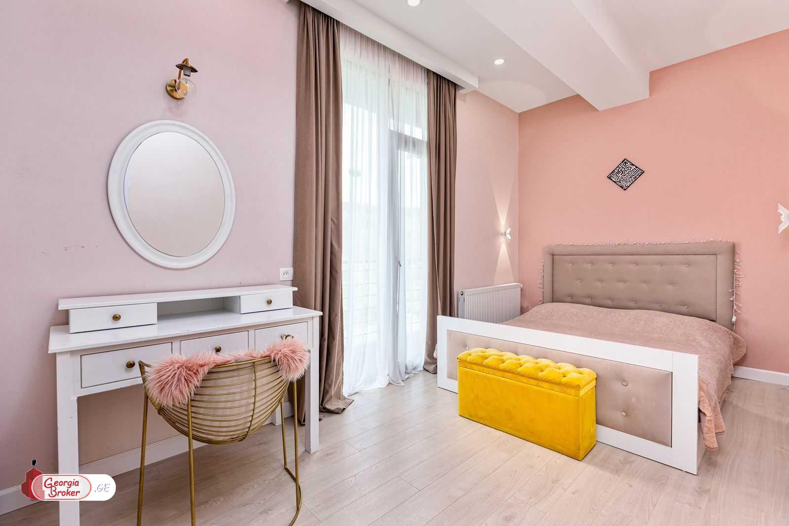 продается квартира с новым ремонтом 4-комнаты