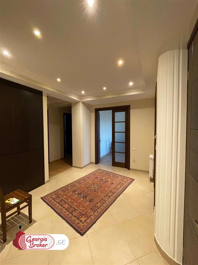 продается квартира с новым ремонтом 5-комнат