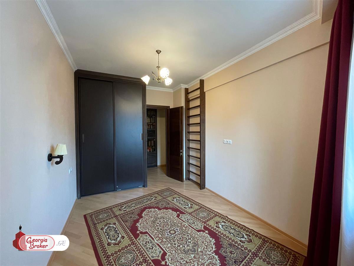 продается квартира с новым ремонтом 5-комнат