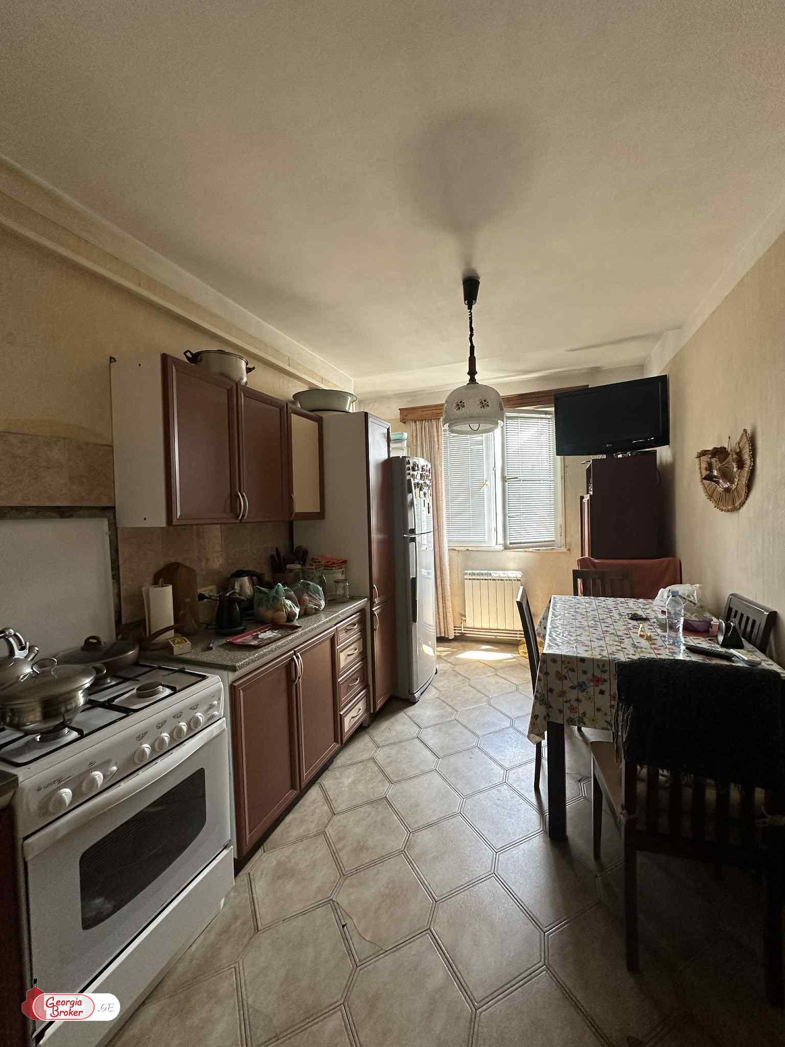 продается квартира с новым ремонтом 3-комнаты