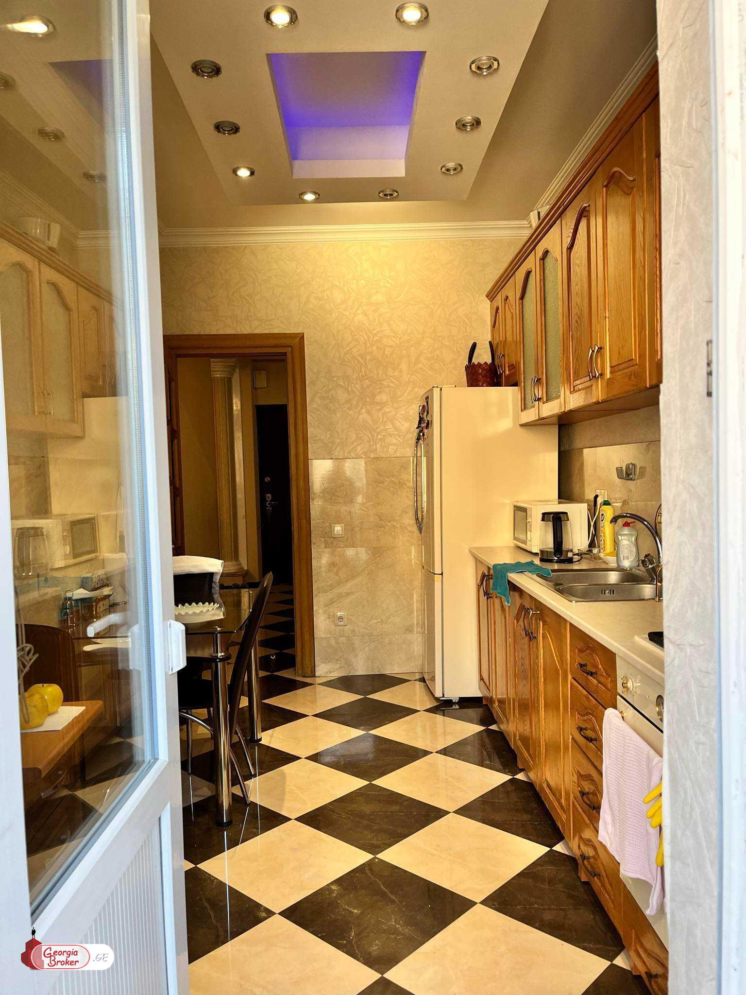 продается квартира с новым ремонтом 3-комнаты