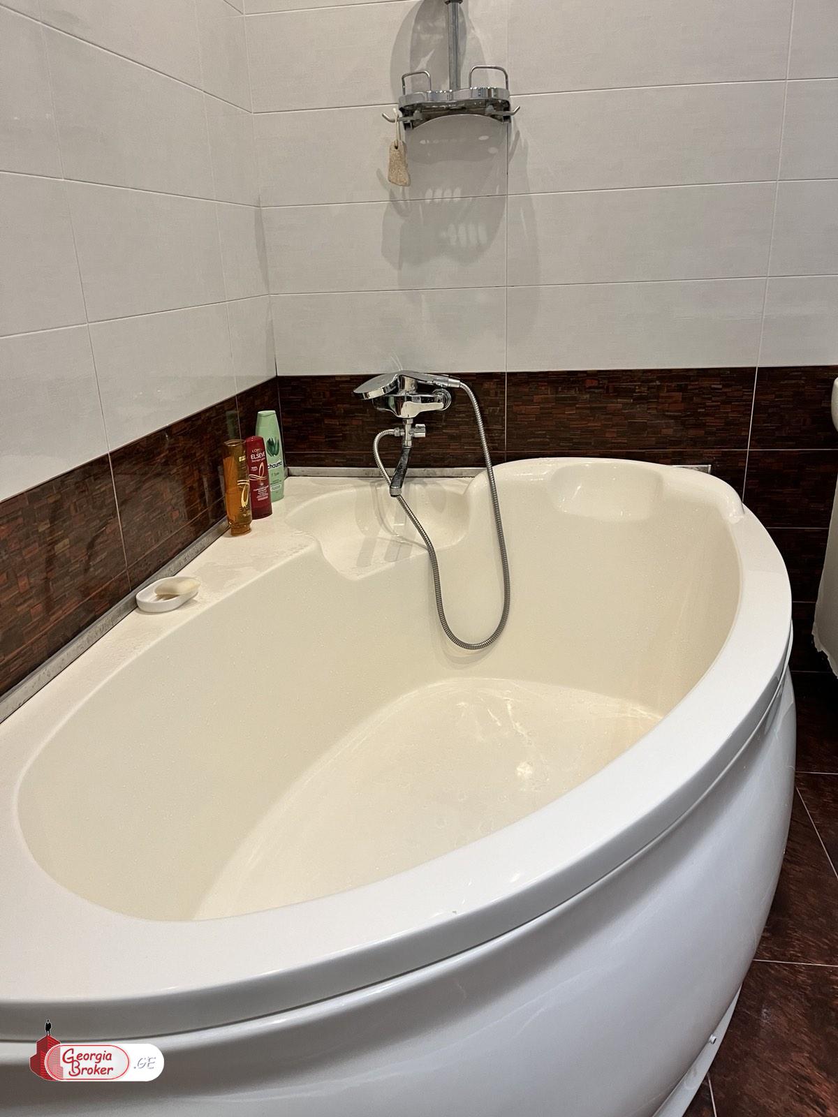 продается квартира с новым ремонтом 3-комнаты