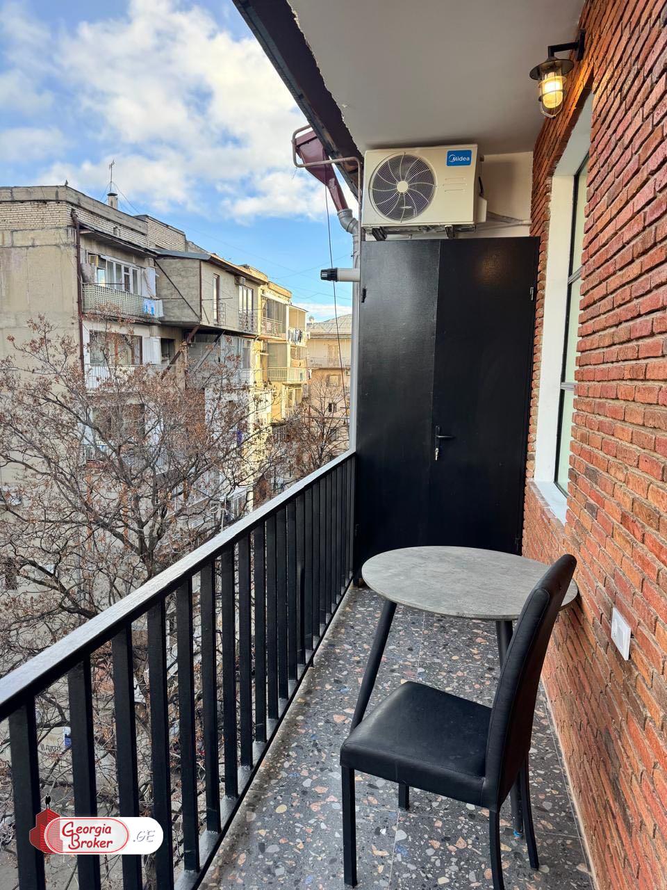 продается квартира с новым ремонтом 5-комнат