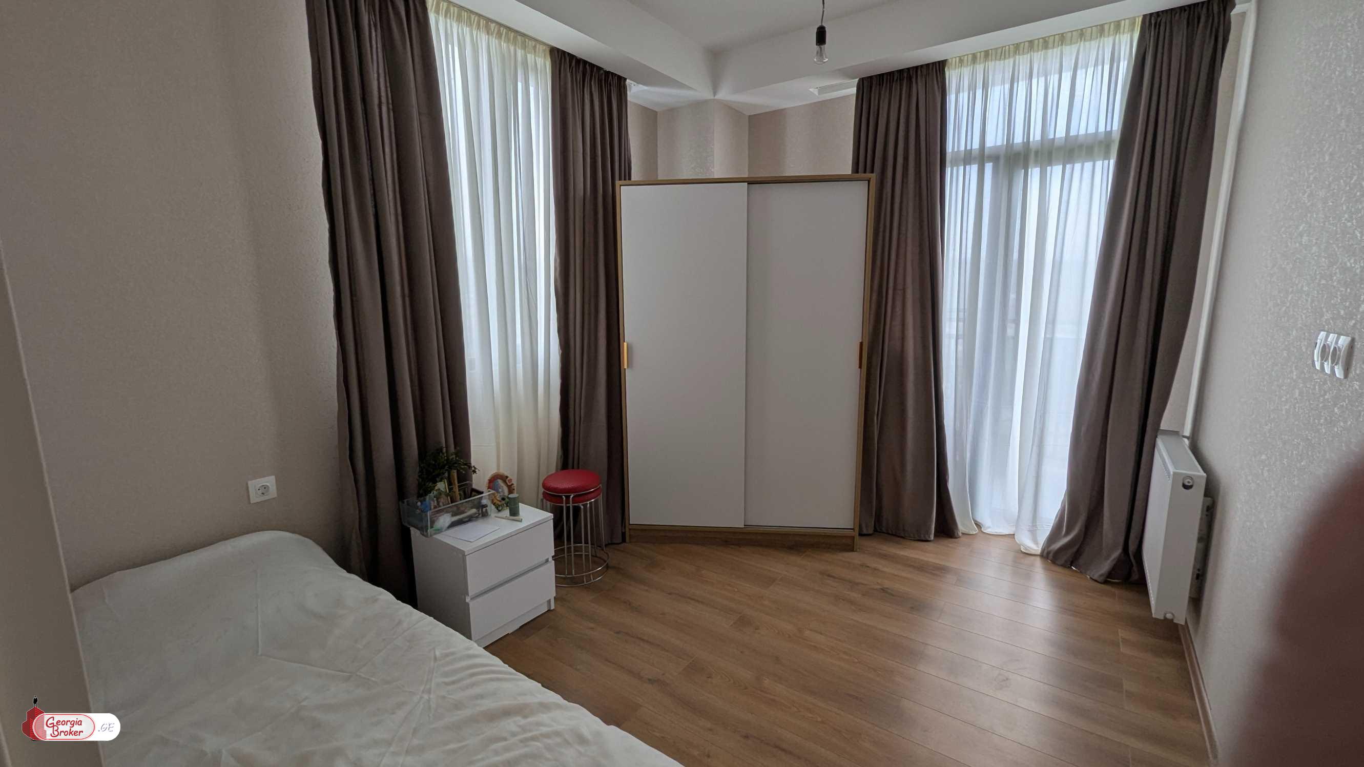 продается квартира с новым ремонтом 3-комнаты