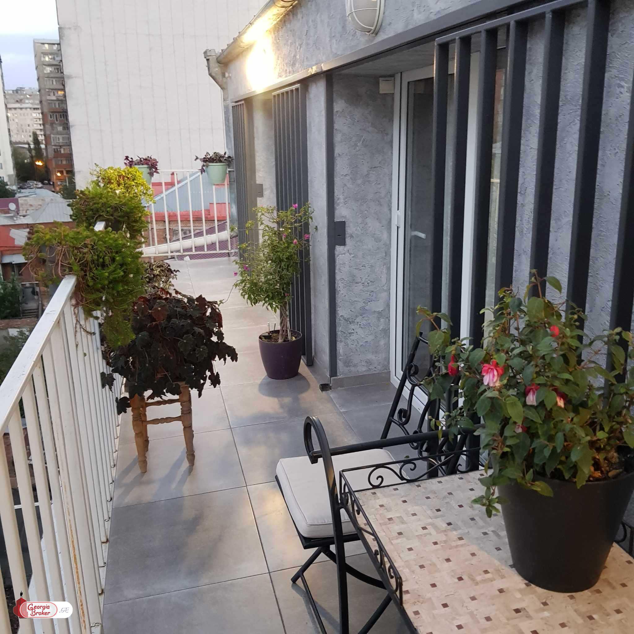 продается квартира с новым ремонтом 5-комнат