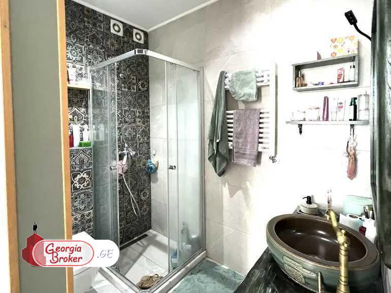 продается квартира с новым ремонтом 3-комнаты