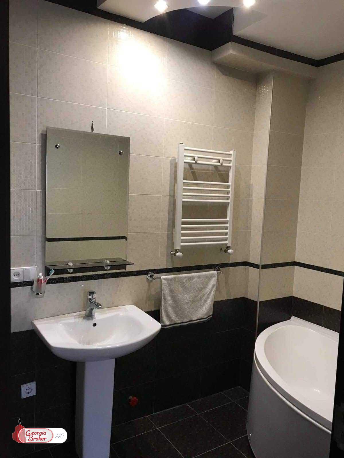 продается квартира с новым ремонтом 4-комнаты