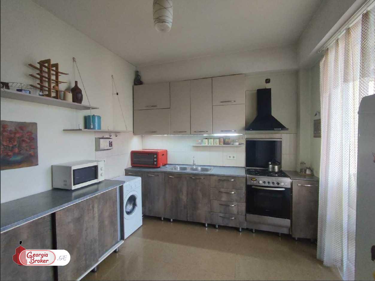 იყიდება ახალი გარემონტებული 5 ოთახიანი ბინა