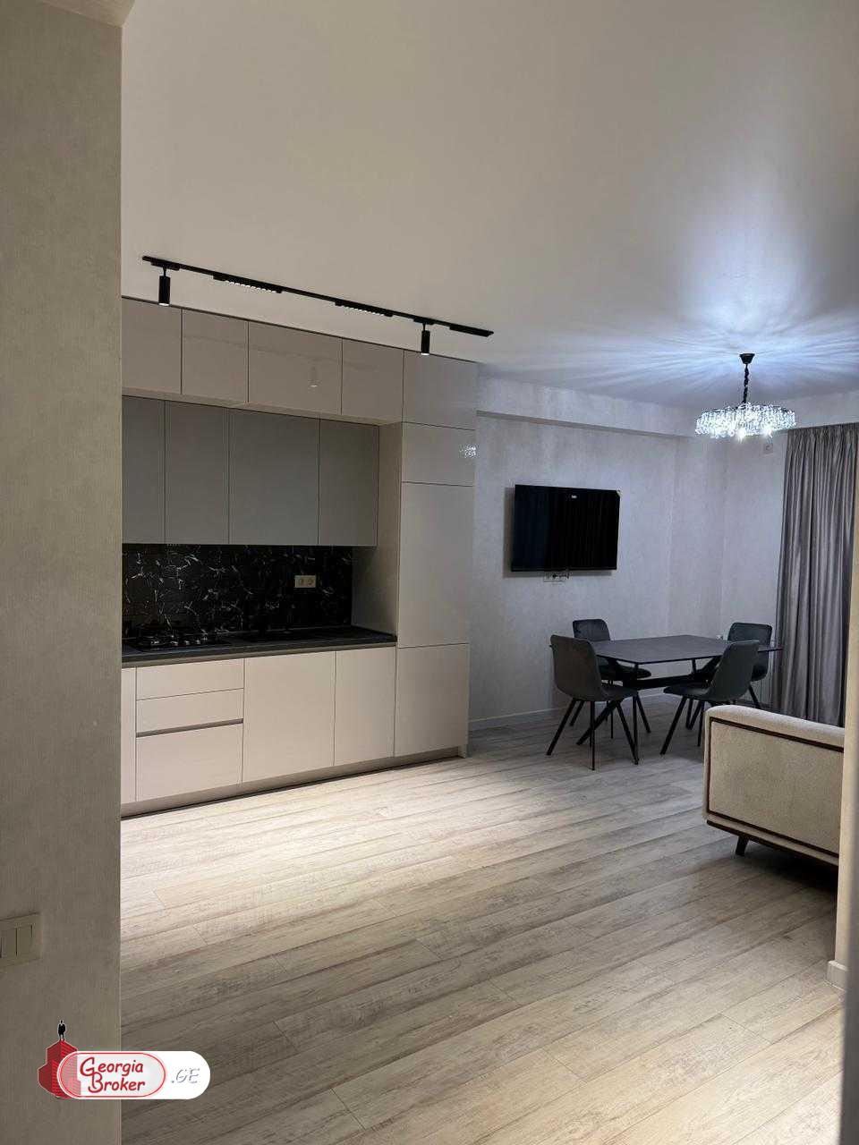 продается квартира с новым ремонтом 3-комнаты