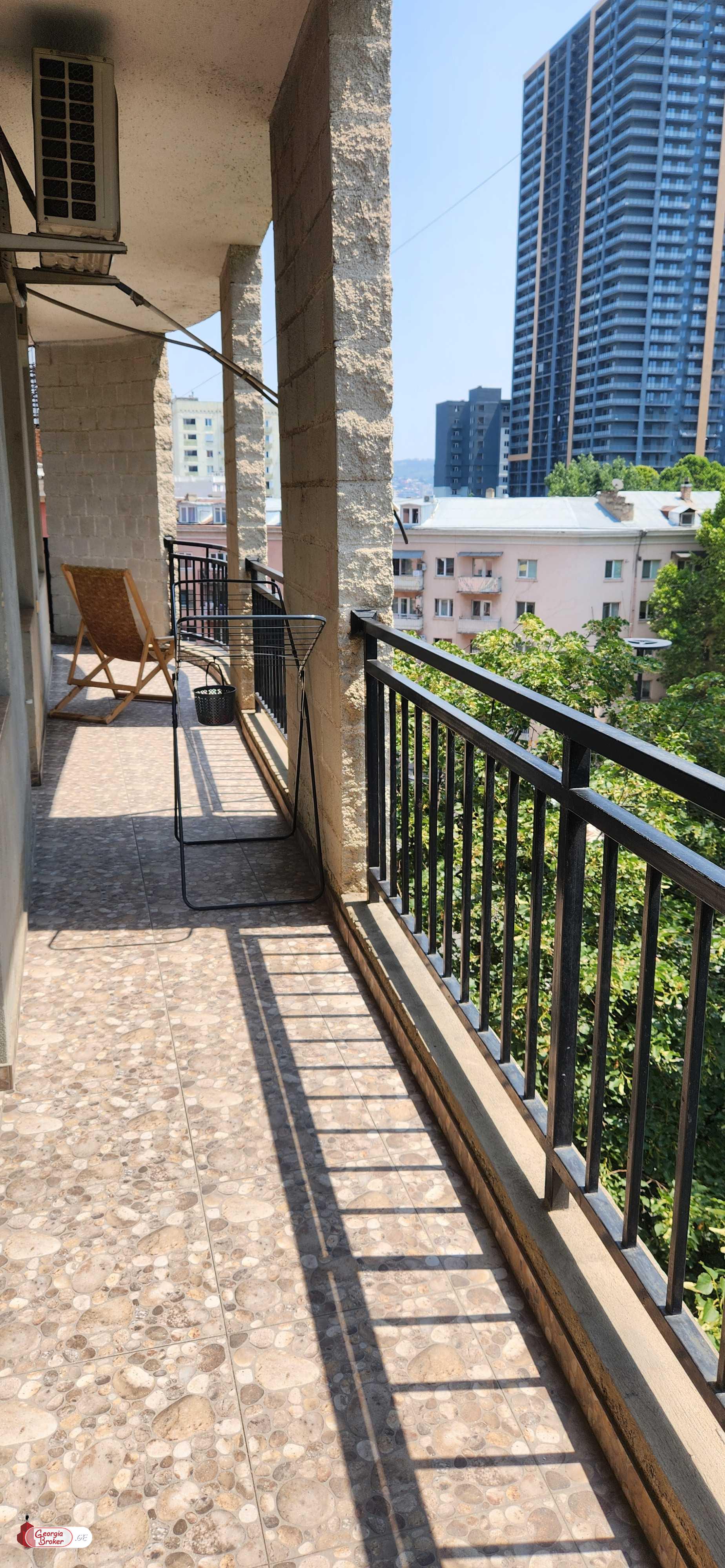 продается квартира с новым ремонтом 4-комнаты