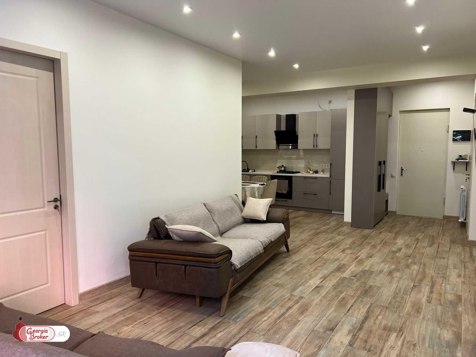 იყიდება ახალი გარემონტებული 3 ოთახიანი ბინა