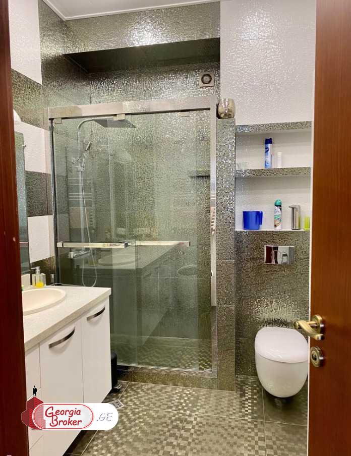 продается квартира с новым ремонтом 4-комнаты