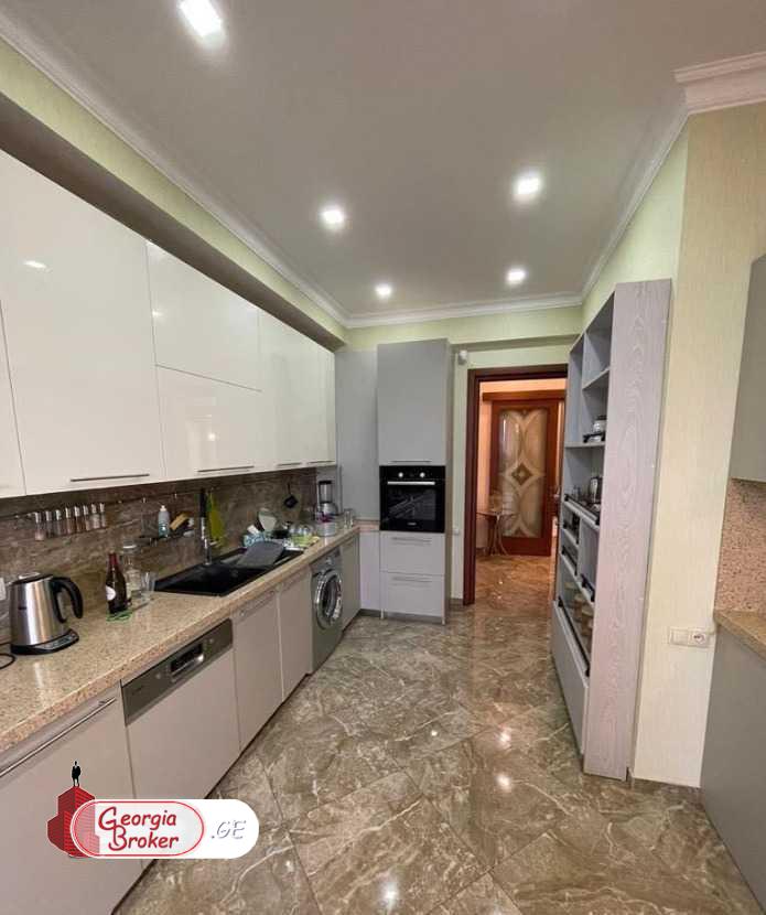 продается квартира с новым ремонтом 4-комнаты