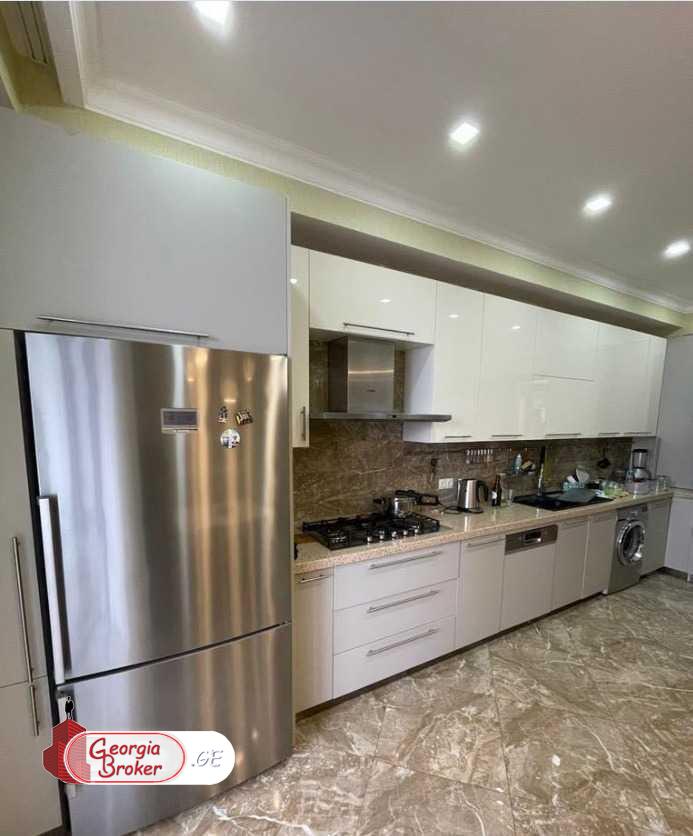 продается квартира с новым ремонтом 4-комнаты