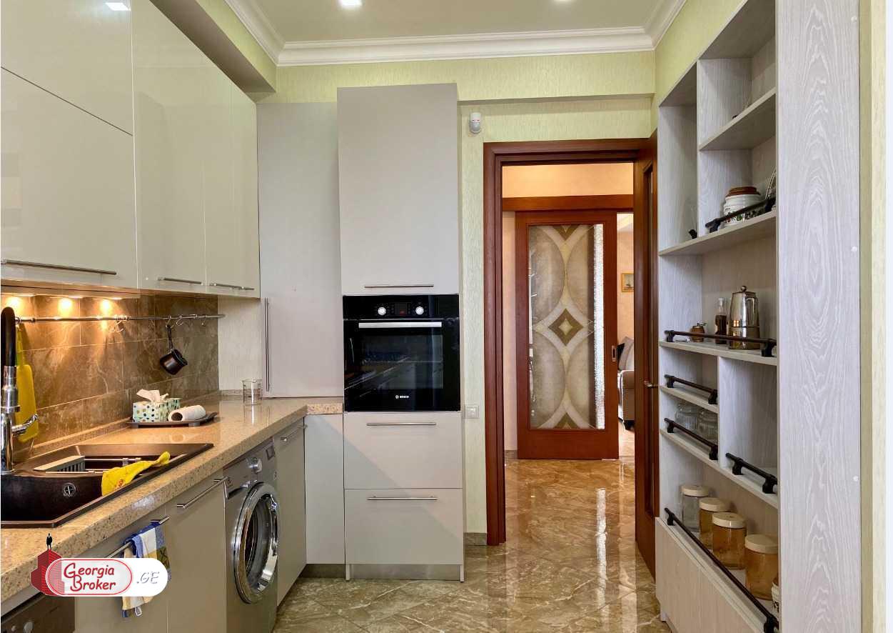 продается квартира с новым ремонтом 4-комнаты