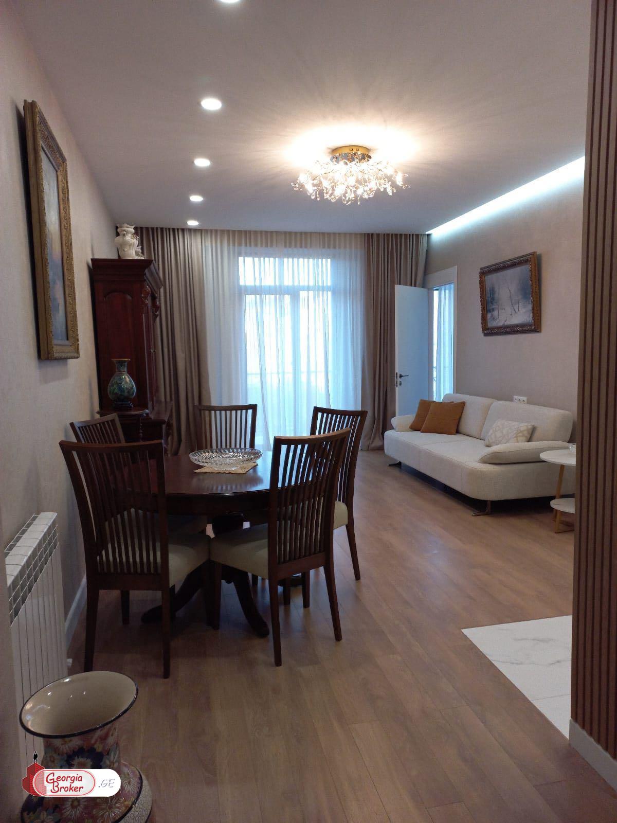 продается квартира с новым ремонтом 4-комнаты