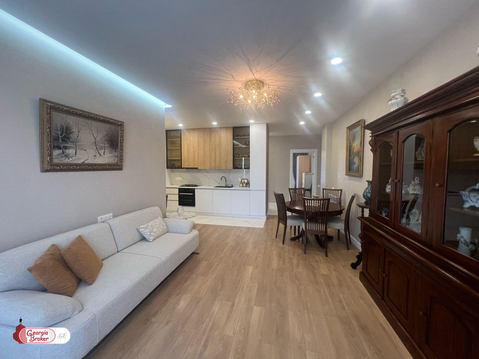 продается квартира с новым ремонтом 4-комнаты