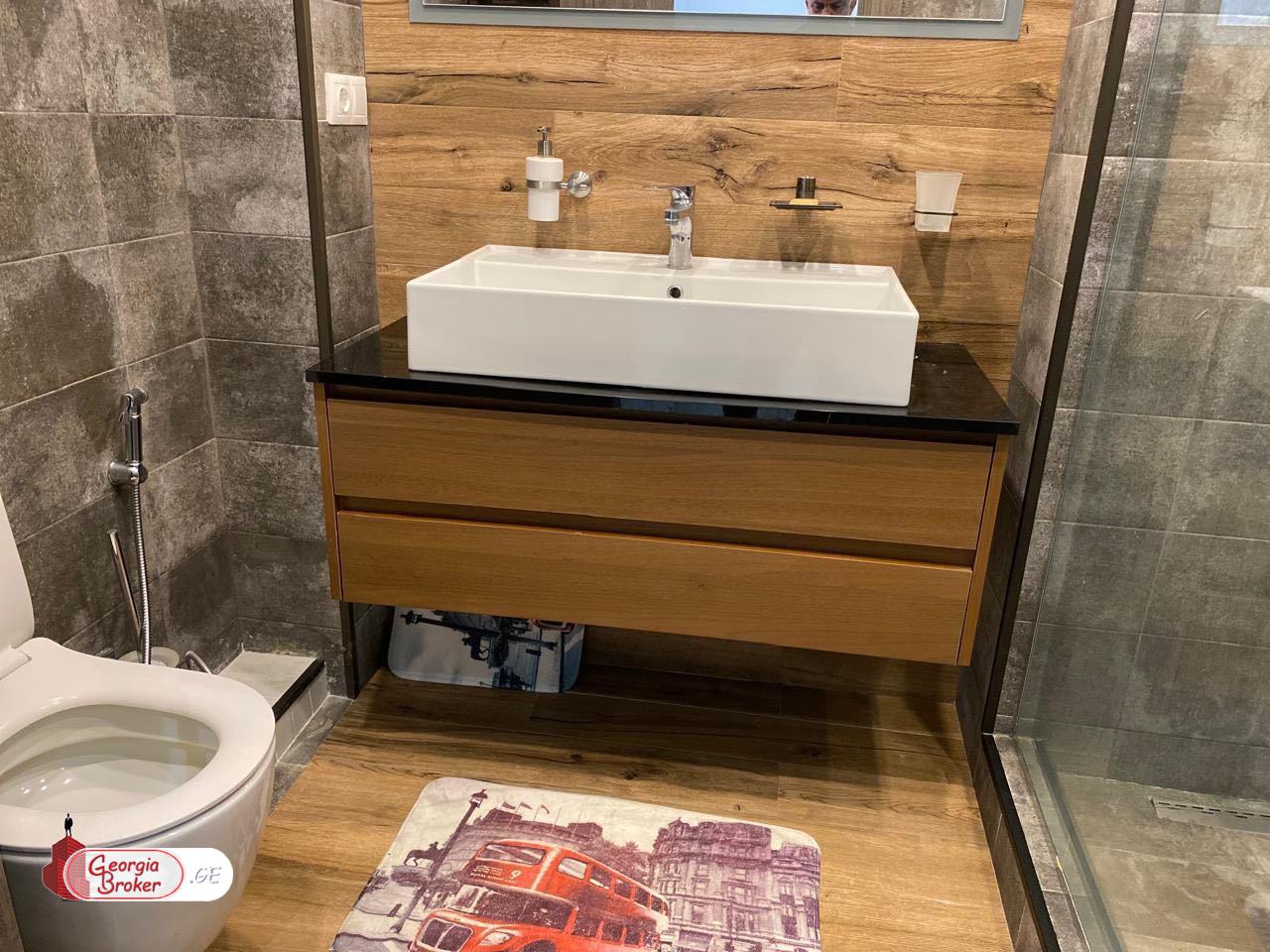 продается квартира с новым ремонтом 5-комнат